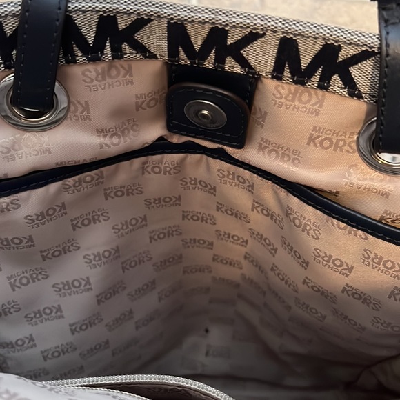 Michael Kors Navy Blue Bag / Laptop Book Bag, only used maybe twice - Picture 6 of 10